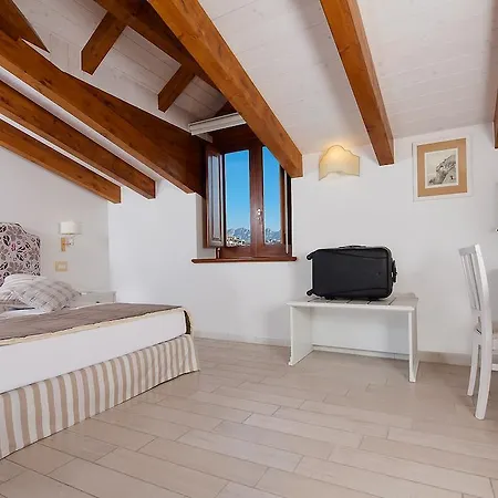 לינה וארוחת בוקר Maria 4*